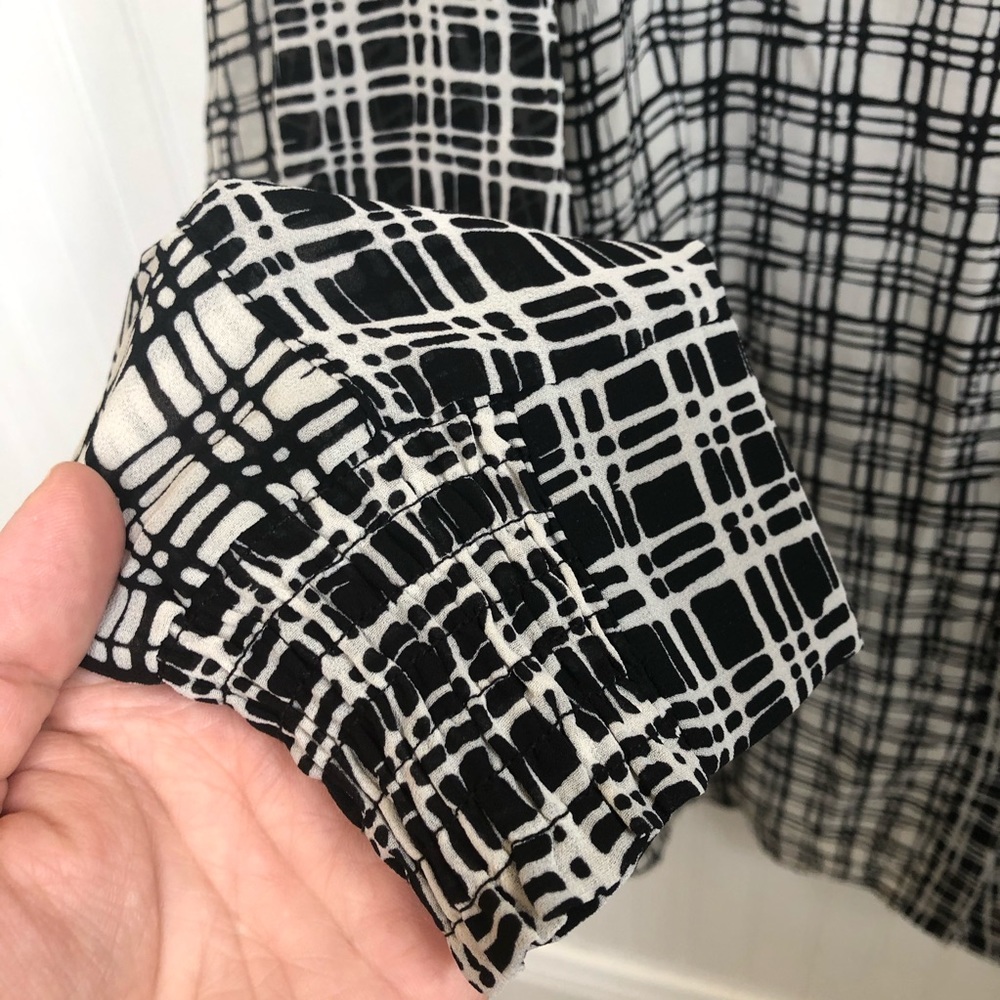 Full Figured Fashionista Black & Cream Button-Up - Picture 4 of 7